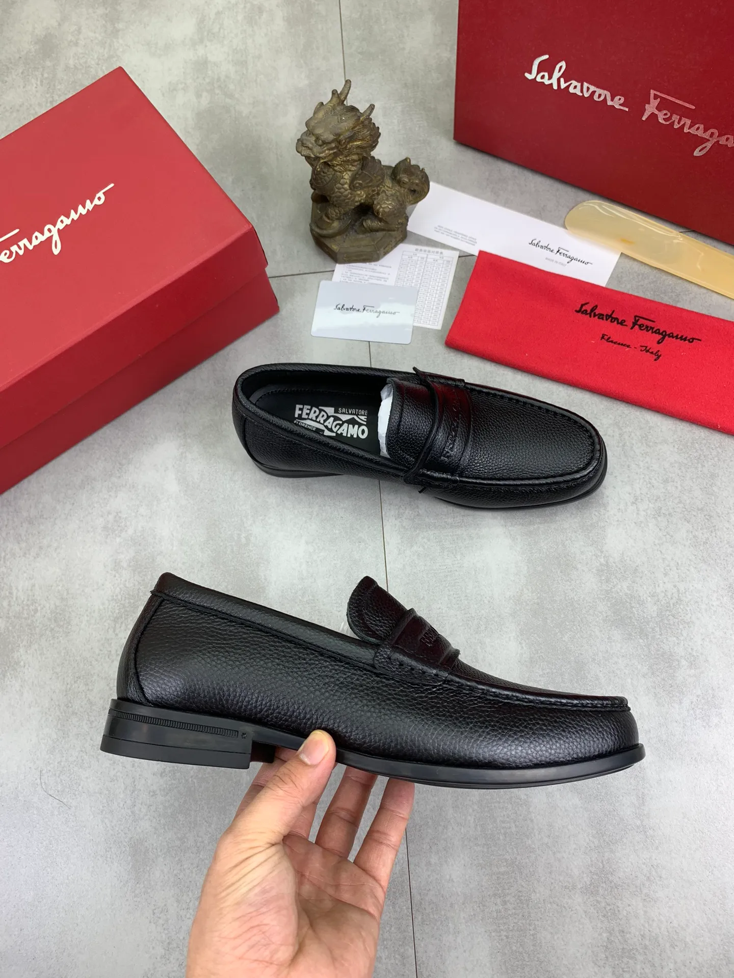 Men's Men's Shoes 💰P460💰[New Style] Water-dyed Niuli 🆘[Salvatore Ferragamo] Ferragamo's latest casual business leather shoes for men! Available at counters simultaneously! The fabric is made of specially imported original calfskin, and the interior is made of imported water-dyed cowhide. It is absolutely luxurious and leads the fashion trend. Matching code: 38-45; 3⃣️ colors available